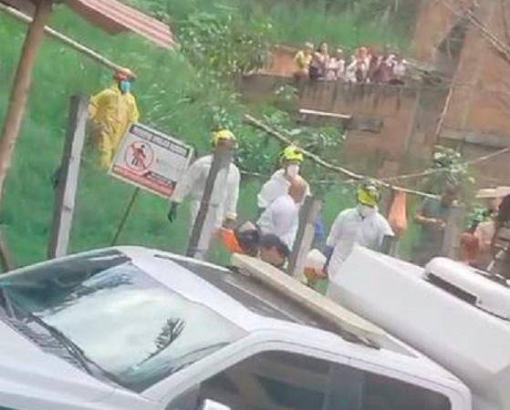 Agentes de la Sijín de la Policía realizaron la inspección del cadáver. /FOTO: CAPTURA DE VIDEO DENUNCIAS ANTIOQUIA