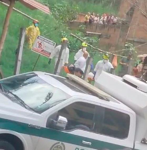 Agentes de la Sijín de la Policía realizaron la inspección del cadáver. /FOTO: CAPTURA DE VIDEO DENUNCIAS ANTIOQUIA