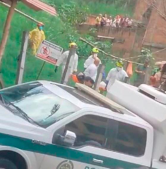 Agentes de la Sijín de la Policía realizaron la inspección del cadáver de Toro Molina. /FOTO: CAPTURA DE VIDEO