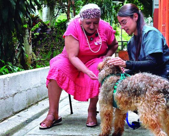 Ella es Ligia Londoño y, aunque no puede ver a los perritos, su sensibilidad y afecto le permiten percibirlos y sentir en ellos una forma de terapia emocional. FOTO: FAISURY SÁNCHEZ