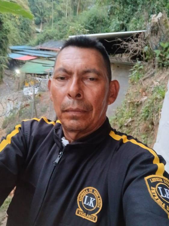 Él es Édgar, trabaja como vigilante y vive en El Carmen deBolívar. Hace algunos años se reencontró con Orlando ydesde entonces no han perdido contacto. <b><span class=mln_small-caps_mln>/FOTOS: CORTESÍA</span></b>