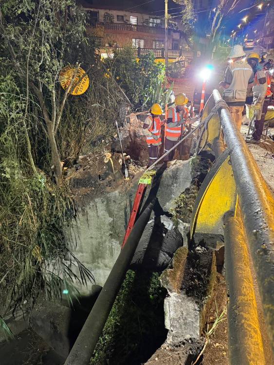 Labores de reparación del tubo afectado. <b><span class=mln_small-caps_mln>/FOTO: CORTESÍA EPM</span></b>