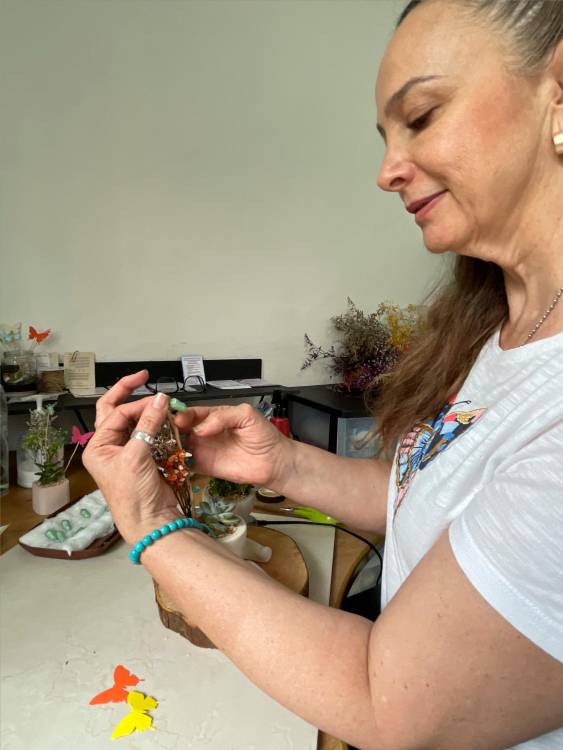 Mónica tiene que hacer un aseo especial en sus manos, antes de manipular las crisálidas. /FOTO: JAIDER ESCOBAR