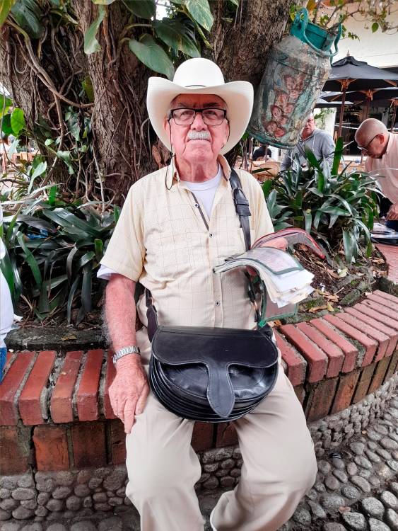 “Toda la vida por acá en Sabaneta y siempre ha sido así de sabroso, cin un ambiente que gusta bastante”, dice don Ramón, vendedor de lotería.