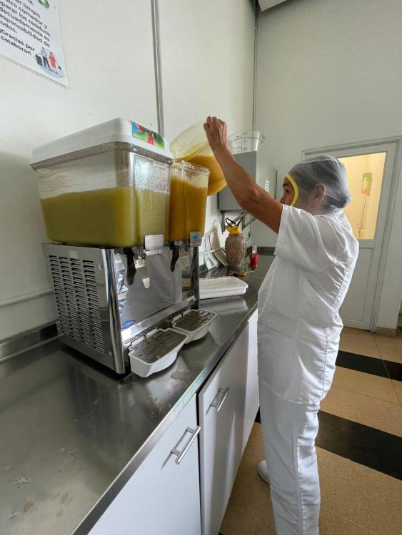 Tras pasar por diferentes labores en la planta, su empresa la reubicó para ponerle un horario que se ajuste a sus necesidades. FOTO: JAIDER ESCOBAR
