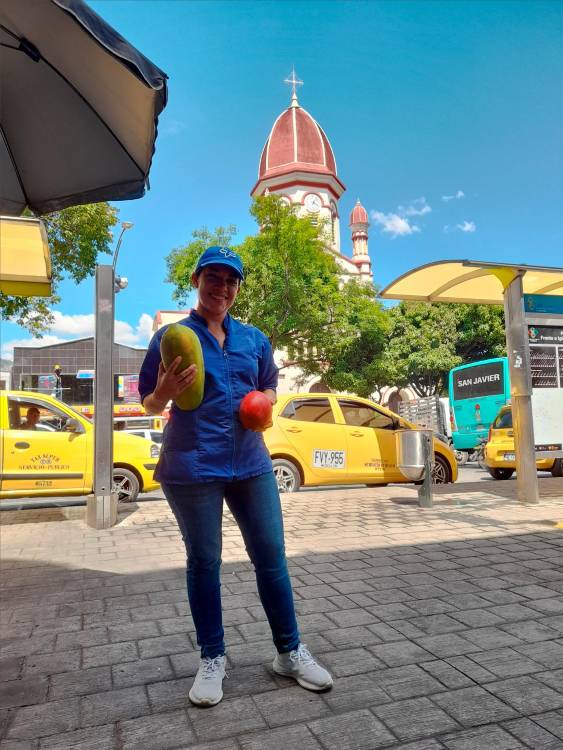 Jenni denuestra su amor por la comuna 12. Ella cree en la calidez de la gente que aquí reside. /FOTO: DANIEL GONZALEZ JARAMILLO