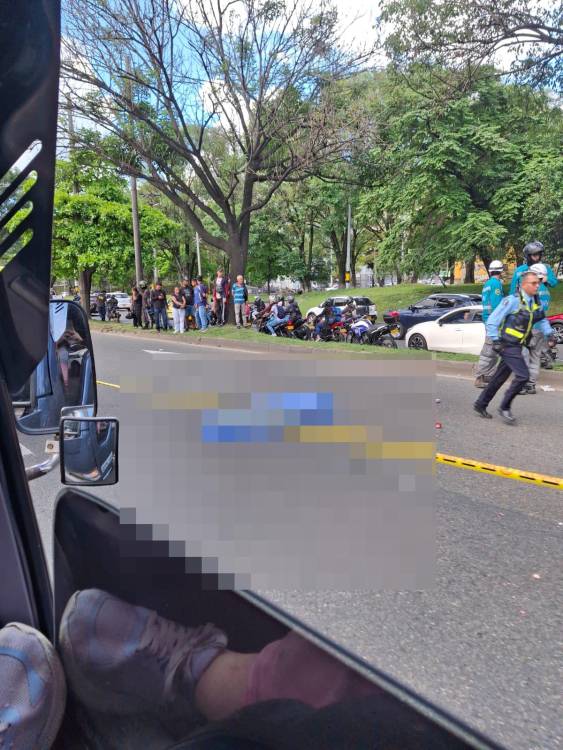 Accidente de tránsito entre volqueta y motociclista en La Minorista dejó un muerto. FOTO: CORTESÍA DENUNCIAS ANTIOQUIA
