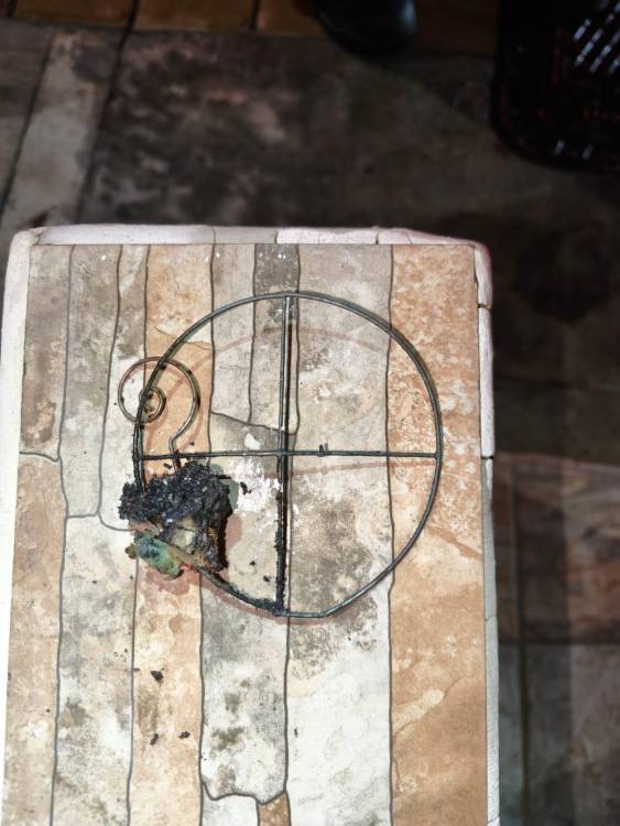 El globo habría pegado contra el edificio de al lado para caer en una teja plástica. Esta fue la candileja de globo encontrada en las cenizas. FOTO: CORTESÍA BOMBEROS ENVIGADO