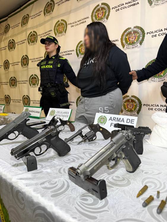 Las armas de fuego que fueron encontradas por las autoridades durante el operativo. FOTO: POLICÍA METROPOLITANA