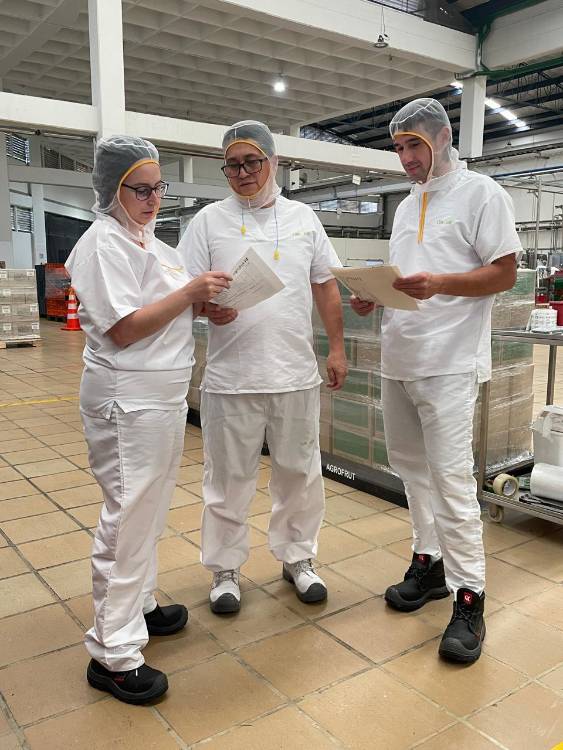 Dagoberto Sáenz, en el centro, socializa con sus compañeros en la planta. FOTOS: JAIDER ESCOBAR