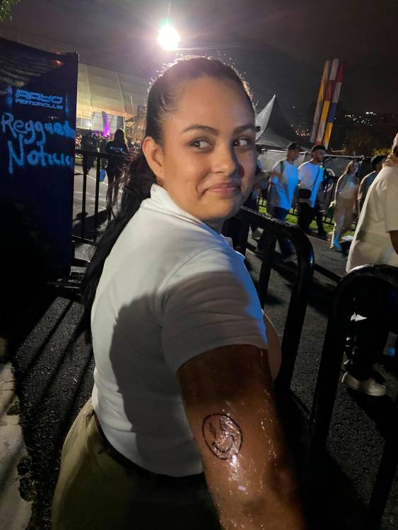 Los tatuajes eran gratis, todo era alusivo a J Balvin. /FOTO: WENDY RESTREPO GUZMÁN