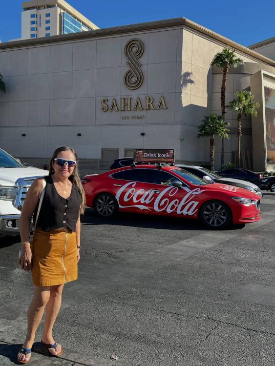 No eran solo los artículos, cada vez que viajaba, Albita aprovechaba para tomarse fotos con todo lo que encontraba relacionado con la marca. FOTO: TOMADA DE SU INSTAGRAM