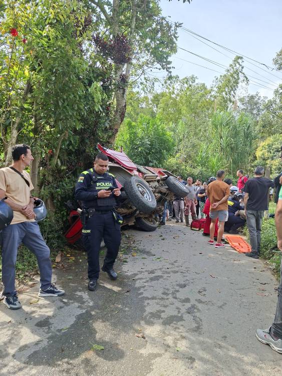 Momento del accidente atendido por las autoridades. FOTO: CORTESÍA DENUNCIAS ANTIOQUIA