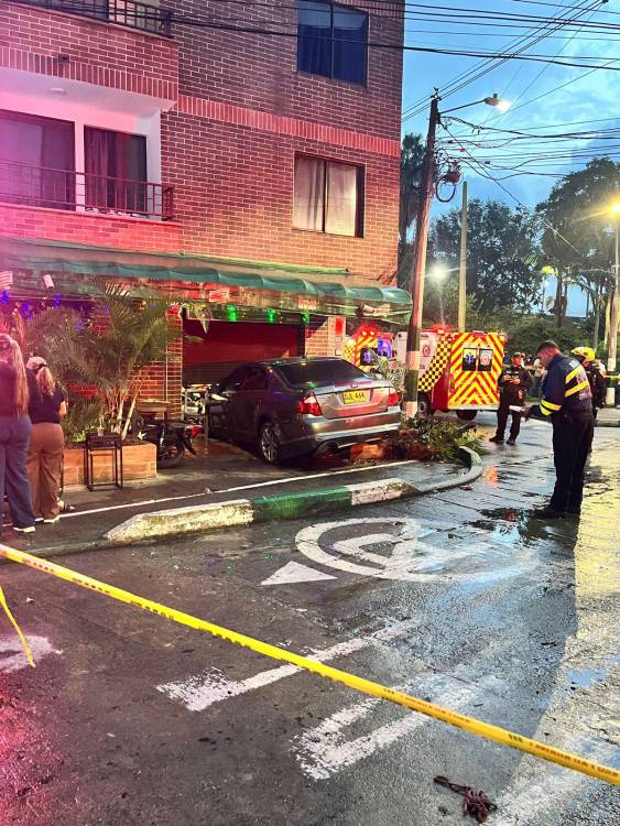 El carro quedó metido dentro del establecimiento. FOTO: CORTESÍA DENUNCIAS ANTIOQUIA