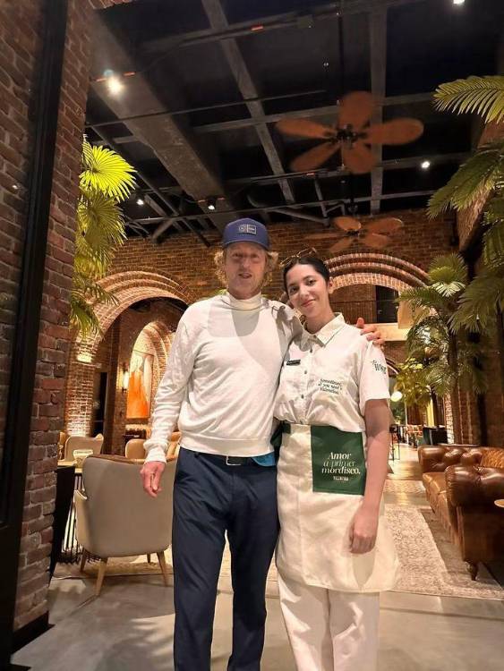 Owen Wilson con una fanática en Medellín. FOTO: TOMADA DE INSTAGRAM @pikerias
