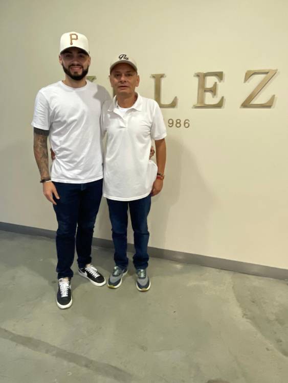 Elkin (der.), quien posa con su hijo David (izq.), también trabajador de esta compañía. FOTO: JAIDER ESCOBAR