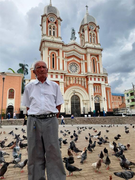 Gustavo Antonio es conocido como ‘el guardián de las palomas’ en Bello. Lleva 14 años trabajando en el parque principal. /FOTO: DANIEL GONZÁLEZ JARAMILLO.