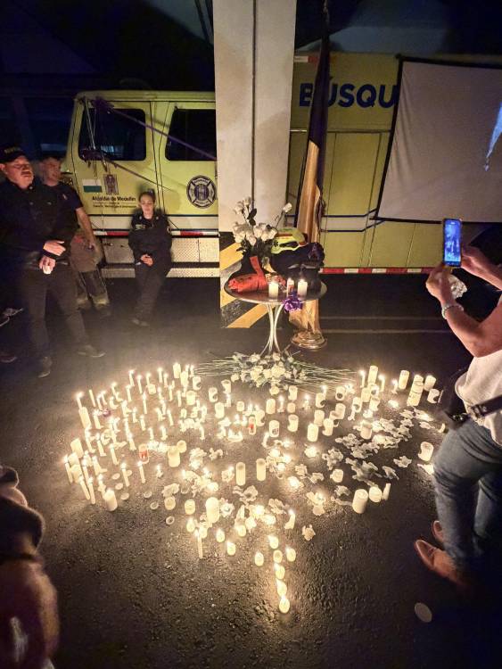 <span class=mln_uppercase_mln>Velatón</span><b><span class=mln_uppercase_mln> en homenaje a bombero fallecido. FOTO: CORTESÍA DAGRD</span></b>