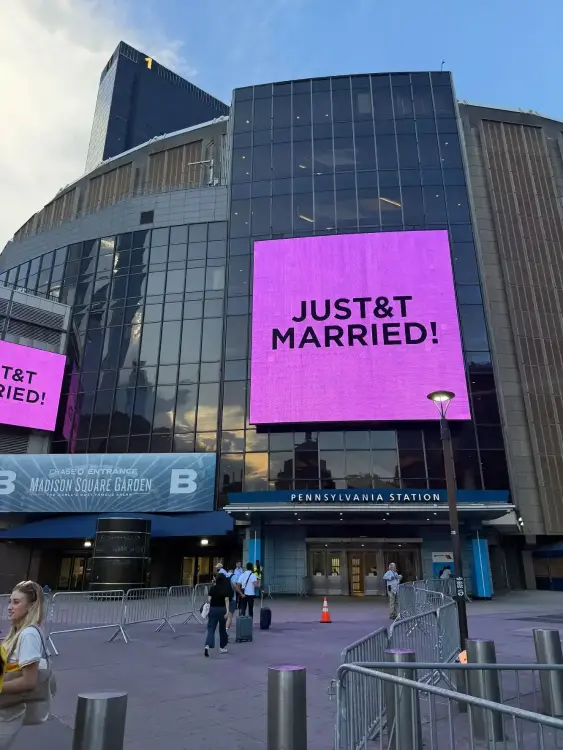 El anuncio se hizo oficial a través de las pantallas de la fachada del Madison Square Garden. FOTO: PEOPLE MAGAZINE