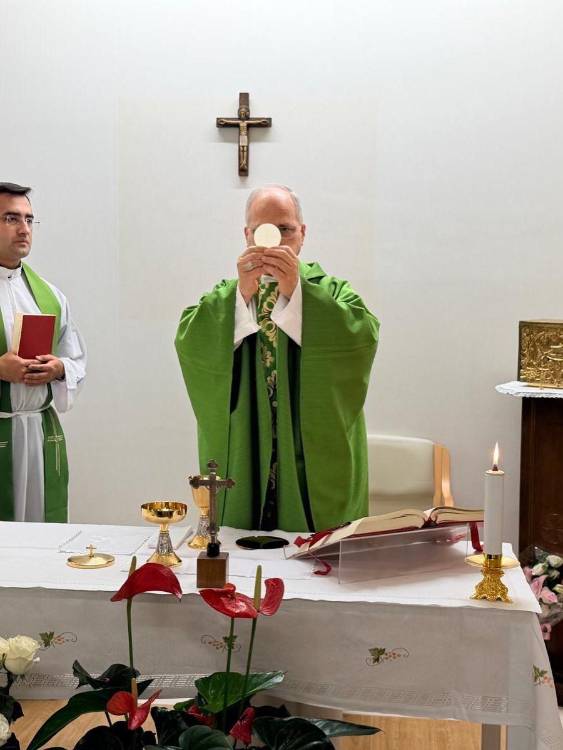 El papa León XIV alzó la hostia en compañía de su secretario personal, Edgard Iván Rimaycuna Inga. FOTO: X NEWS VATICANO