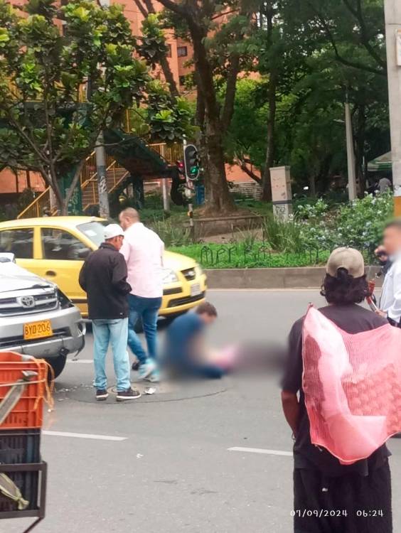 Ciudadanos se acercaron a validar si el hombre seguía con vida. /FOTO: CORTESÍA