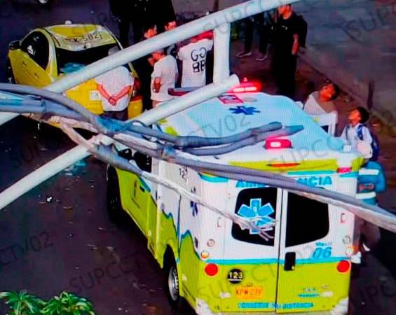 El taxi quedó hundido en la parte superior. /FOTO: CORTESÍA