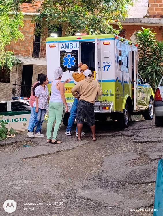 A la mujer se la llevaron herida a recibir atención en un centro asistencial. /FOTO: CORTESÍA DENUNCIAS ANTIOQUIA