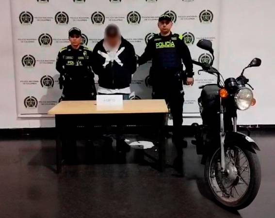 Uno de los capturados y la moto inmovilizada. /FOTO: POLICÍA NACIONAL