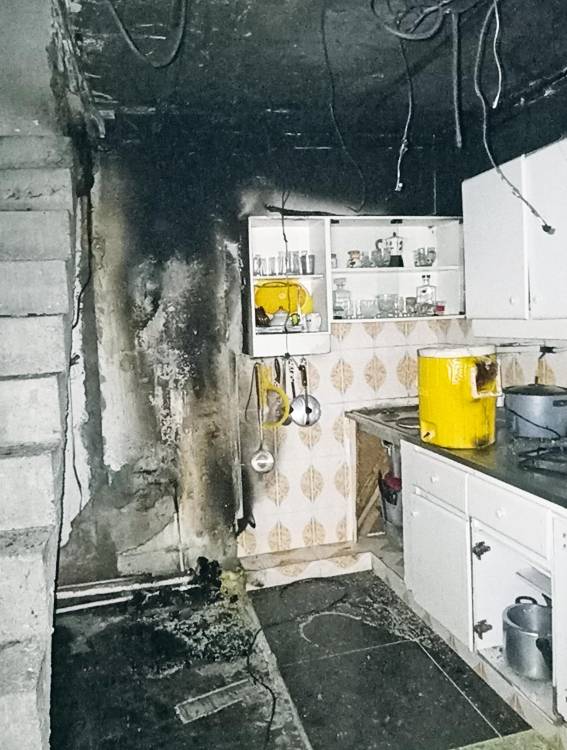 Los Pestana y sus vecinos madrugaron a retirar los escombros y a sacar lo poco que les quedó después del incendio. / FOTO: CORTESÍA.