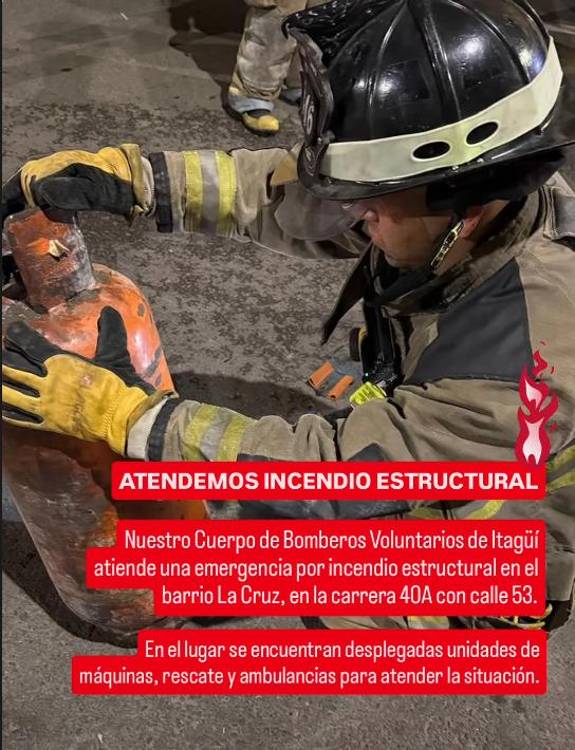 Atención del incendio por parte del Cuerpo de Bomberos, al parecer, provocado por la explosión de una pipeta en Itagüí. FOTO: IG BOMBEROS ITAGÜÍ
