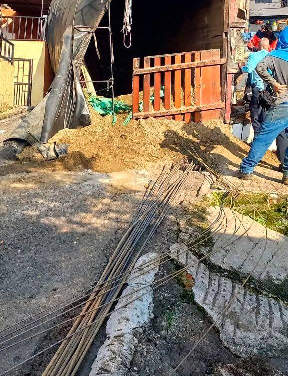 El material que llevaba este vehículo quedó regado sobre la vía. /FOTO: CORTESÍA DENUNCIAS ANTIOQUIA.