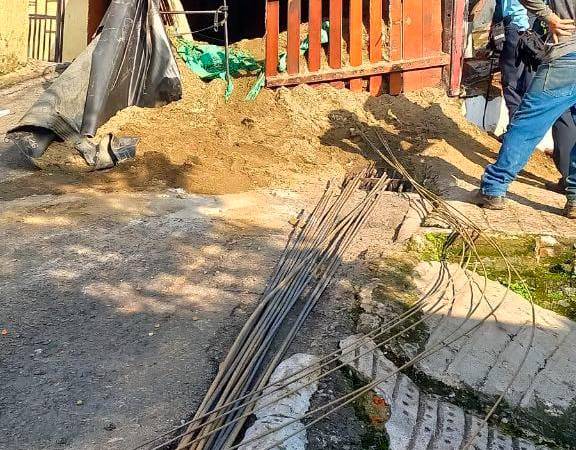 El material que llevaba este vehículo quedó regado sobre la vía. /FOTO: CORTESÍA DENUNCIAS ANTIOQUIA. 