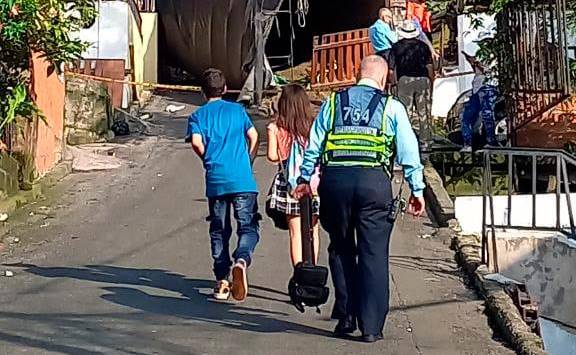 Vecinos y personas pasaban por el lugar para mirar lo que había sucedido. /FOTO: CORTESÍA DENUNCIAS ANTIOQUIA.