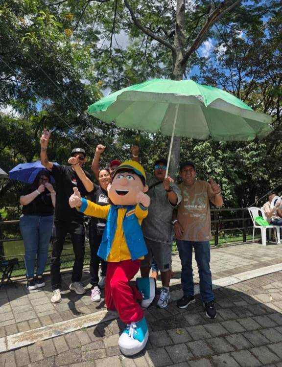 Yo no me podía perder la rumba. Bailé, me tomé fotos hasta con mi amigo el pollo Frisby y me tomé un buen tinto. Pasé delicioso con los tenderos y sus familias. <b><span class=mln_small-caps_mln>/ FOTO: MARLON ANDRÉS AGUDELO</span></b>