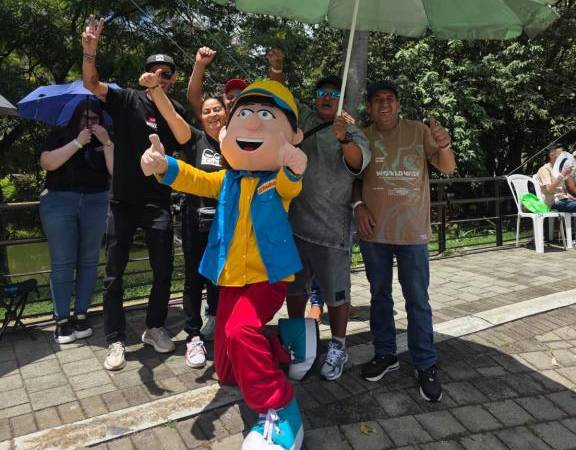 Yo no me podía perder la rumba. Bailé, me tomé fotos hasta con mi amigo el pollo Frisby y me tomé un buen tinto. Pasé delicioso con los tenderos y sus familias. / FOTO: MARLON ANDRÉS AGUDELO