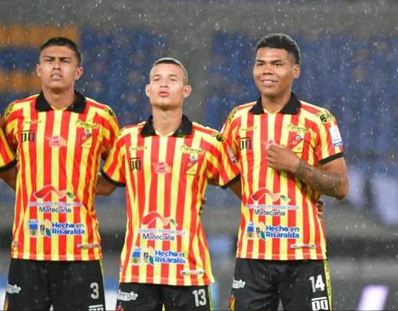 Carlos Vega (derecha - #14) debutó como futbolista profesional el pasado jueves ante Águilas Doradas. / FOTO: REDES SOCIALES