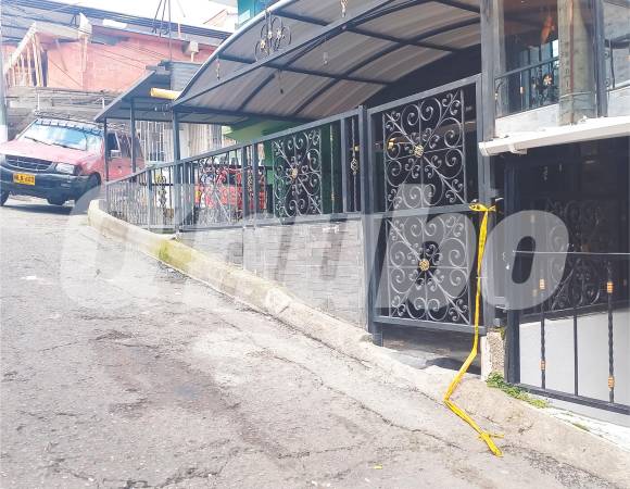 Este es el otro acceso que la vivienda tiene por la otra cuadra. Al parecer, por allí salieron los asistentes a la fiestas y los responsables de la balacera. /FOTO: MAURICIO PALACIO BETANCUR