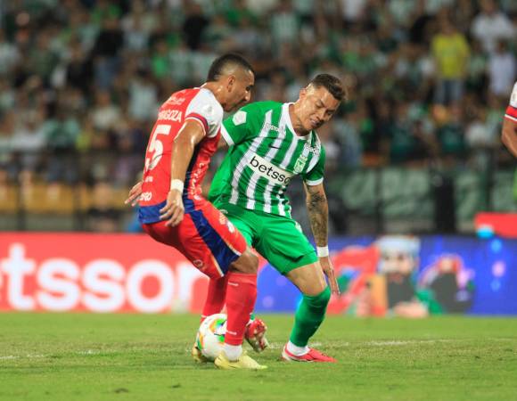 Pedro Franco, de Alianza, y Matheus Uribe, de Nacional. FOTO: ANDRÉS CAMILO SUÁREZ