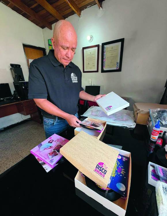 Los discos son reutilizados de aquellos LP que en el pasado marcaron historia. FOTO: JAIDER ESCOBAR B.
