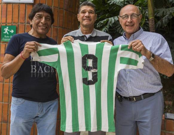 Viejas glorias del fútbol asistieron al Aniversario 70 del Atletico Nacional en el 2017. Personajes: Oswaldo Marcial Palavecino (izq.), Eduardo Emilio Vilarete (centro) y Hugo Horacio Londoño (der.). FOTO: JULIO CÉSAR HERRERA