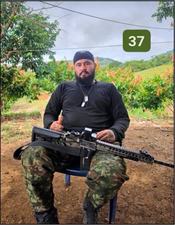 Una de las fotografías de alias Brayan Veneco conseguidas por la inteligencia de la Policía donde se le ve portando un arma larga. FOTO: CORTESÍA