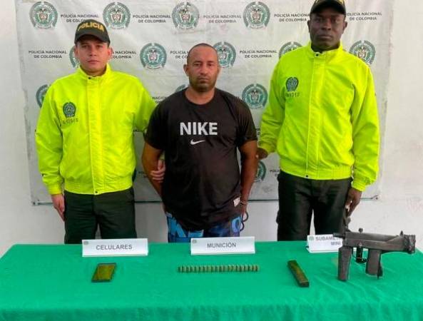 Jhon Alexánder Londoño Londoño tras su captura y el arma incautada. /FOTO: CORTESÍA