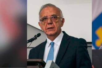 Iván Velásquez, embajador en la Santa Sede y Adriana Camargo, fiscal general. / FOTOS: COLPRENSA 