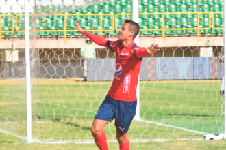 Andrés Ricaurte (izq.) fue el último jugador de Medellín en anotarle de visitante a Boyacá Chicó. /FOTO: COLPRENSA