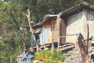 Las sensibilizaciones se han hecho en los 65 puntos críticos, pero en las últimas horas recorrieron las laderas del barrio El Picacho, en la comuna Doce de Octubre. / FOTO: CORTESÍA