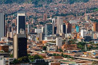 Actualmente, Medellín tiene 2,5 millones de habitantes, 200.000 más de los que tenía en 2014 cuando se realizó el POT actual. FOTO: CANVA