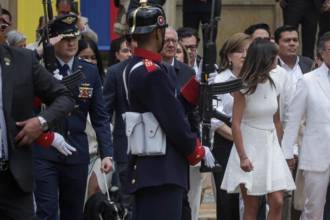 Vestido de blanco y acompañado de algunos funcionarios y sus hijos Antonella y Nicolás Alcocer, Gustavo Petro salió de la Casa de Nariño. FOTO: COLPRENSA