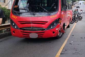 El Cuerpo Oficial de Bomberos encontró al motociclista sin signos vitales. FOTO: DENUNCIAS ANTIOQUIA