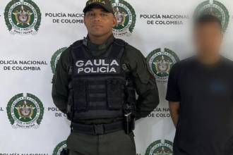 Presentación del presunto violador ante las autoridades. /FOTO: CORTESÍA POLICÍA ANTIOQUIA