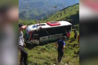 Bus accidentado en el Oriente antioqueño deja al menos 20 heridos. /FOTOS: DENUNCIAS ANTIOQUIA